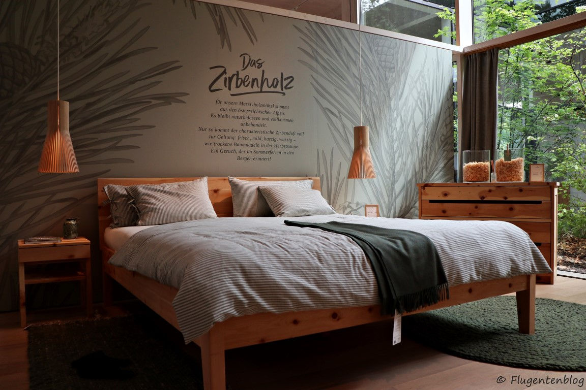Doppelbett Kommode und Nachtkästchen aus Zirbenholz, Haengelampen, blau weiß gestreifte Bettwaesche