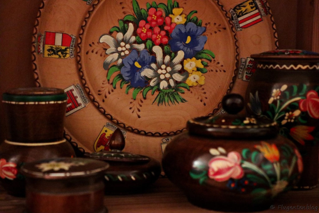 Holzteller bemalt mit Blumen und den Wappen der oesterreichischen Bundeslaender