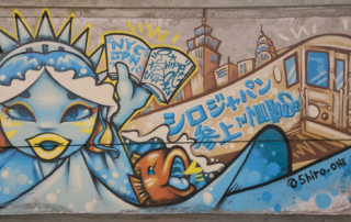 Mural mit Frau mit blauer Hautfarbe und einer Krone sowie ein Fisch, die New Yorker Skyline und ein Waggon