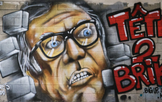 Streetart im Graffitipolis in Mulhouse mit Mann mit kurzen grauen Haaren, schwarzer Brille, blauen Augen und erschrockener Miene