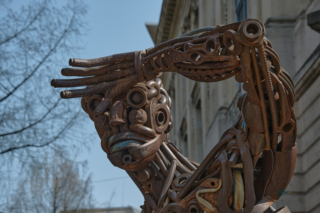 Mulhouse Straßenkunst Gesicht und Arm aus Metallteilen