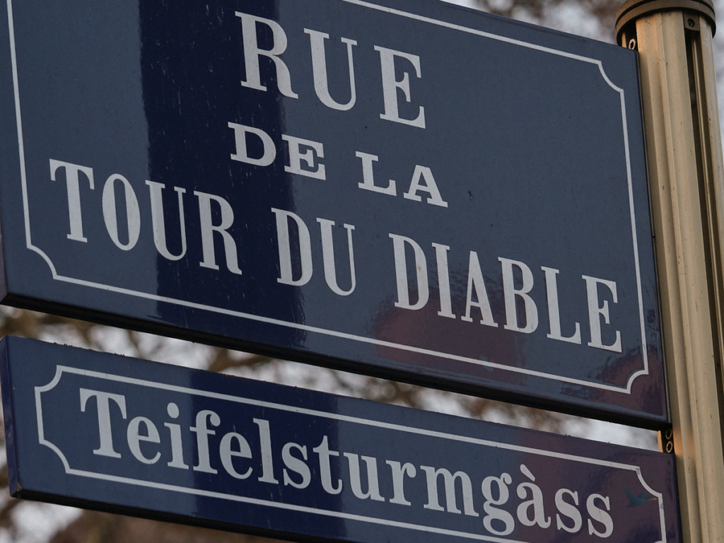 Mulhouse Straßenschild zweisprachig Rue de La Tour du diable
