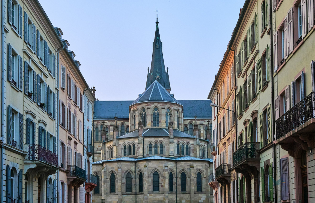 Kathedrale von Mulhouse in der Seitenansicht