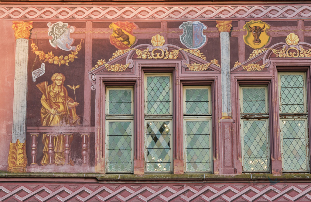 Bild auf Fassade sowie Fenster vom Alten Rathaus von Mulhouse