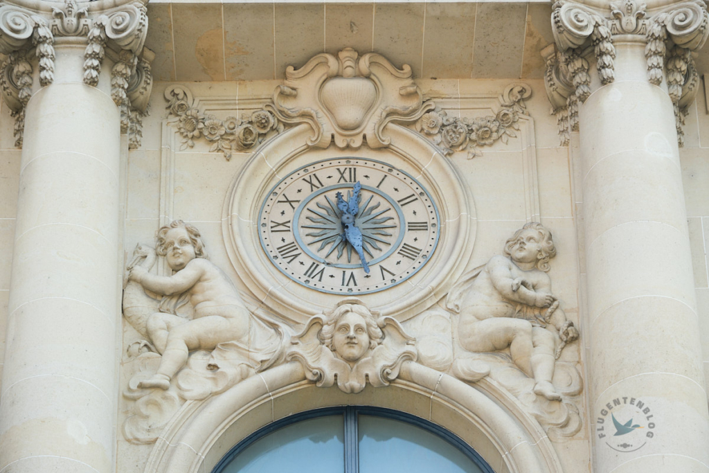 Mulhouse Fassade mit Uhr und Figuren