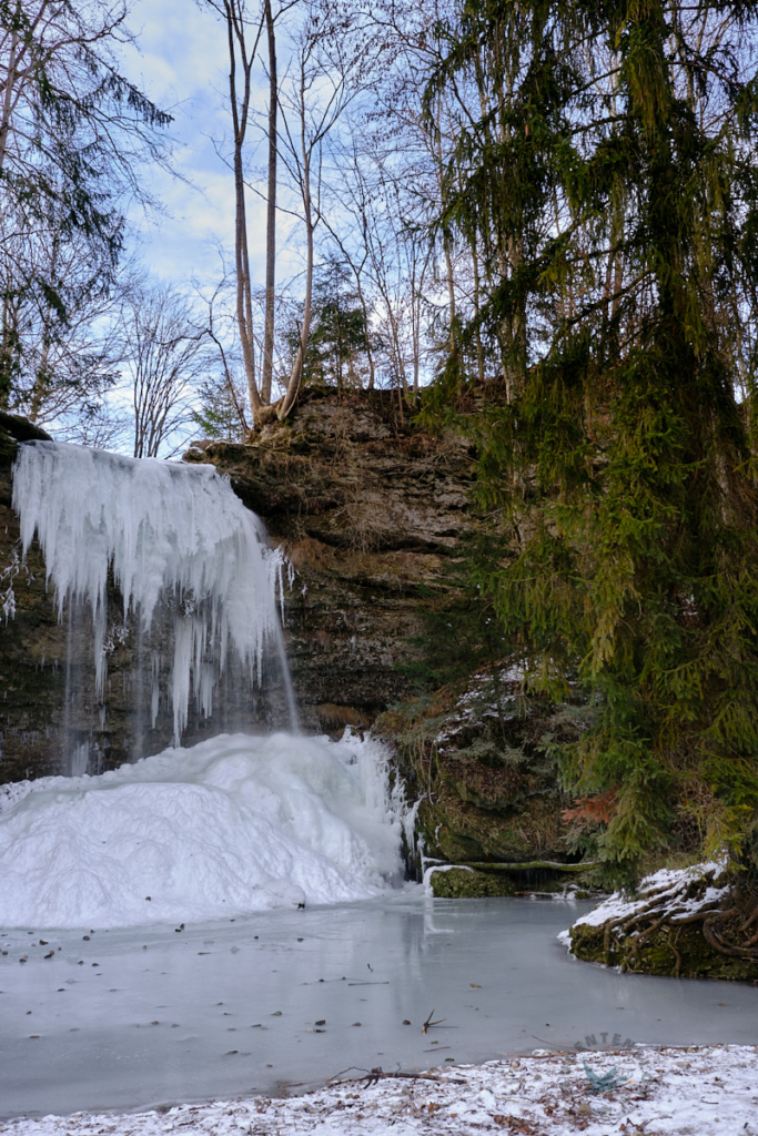 Eingefrorener Faller Wasserfall